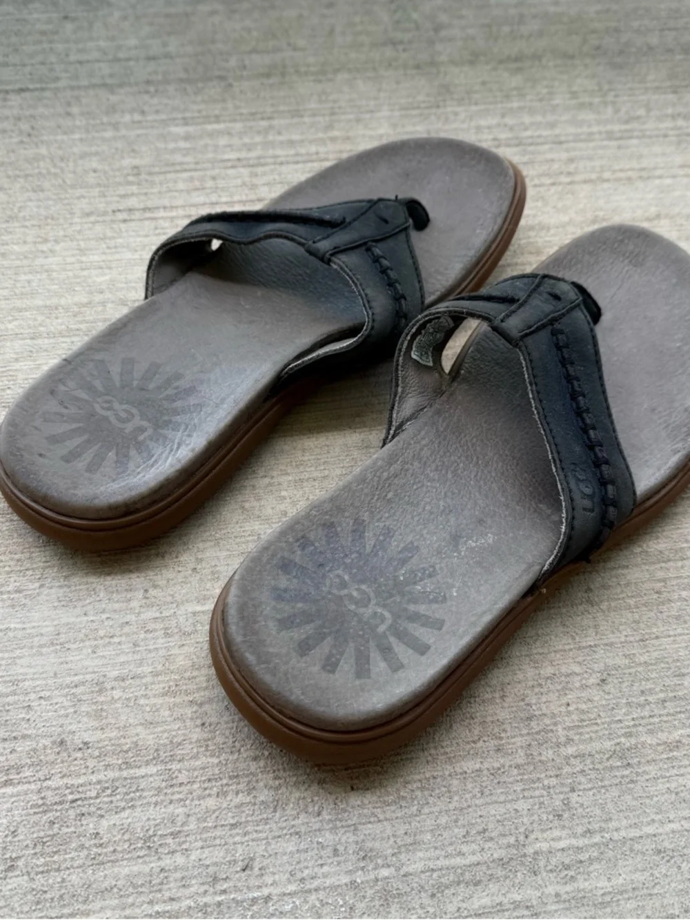 UGG 1002246 Men’s Size 8 Black Leather Flip Flop Thong Sandals Brown Sole